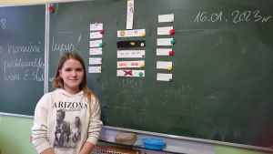 Uczeń przy tablicy prezentuje projekt