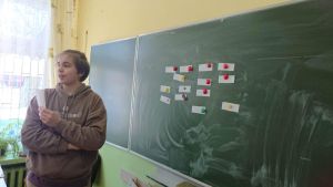Uczeń przy tablicy prezentuje projekt