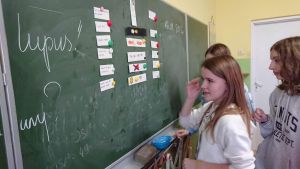 Uczeń przy tablicy prezentuje projekt