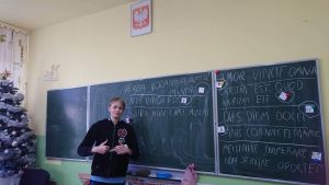 Uczeń przy tablicy prezentuje projekt