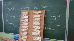 Uczeń przy tablicy prezentuje projekt