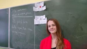 Uczeń przy tablicy prezentuje projekt