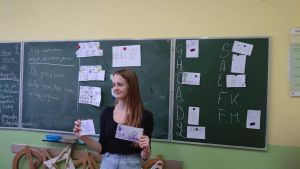 Uczeń przy tablicy prezentuje projekt