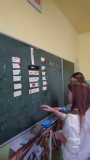 Uczeń przy tablicy prezentuje projekt