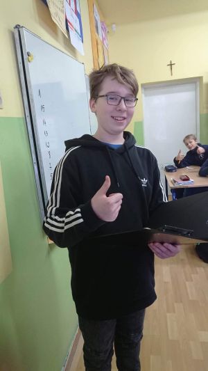 Uczeń przy tablicy prezentuje projekt