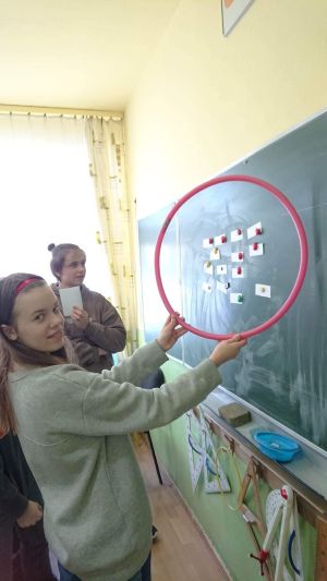 Uczeń przy tablicy prezentuje projekt