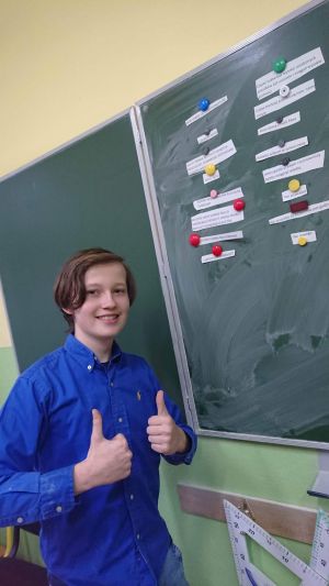 Uczeń przy tablicy prezentuje projekt