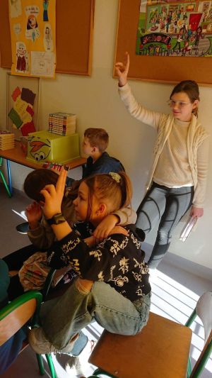 Uczniowie prezentujący swoje prace na projekt