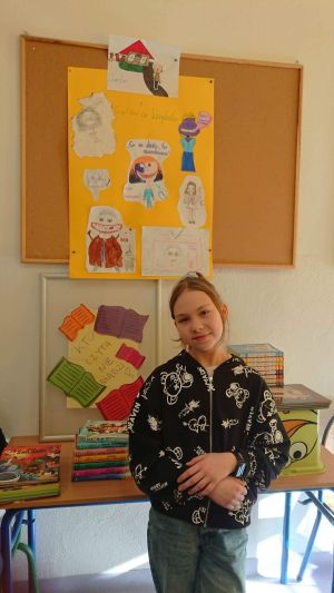 Uczniowie prezentujący swoje prace na projekt