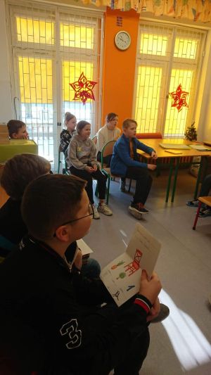 Uczniowie prezentujący swoje prace na projekt