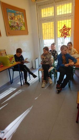 Uczniowie prezentujący swoje prace na projekt