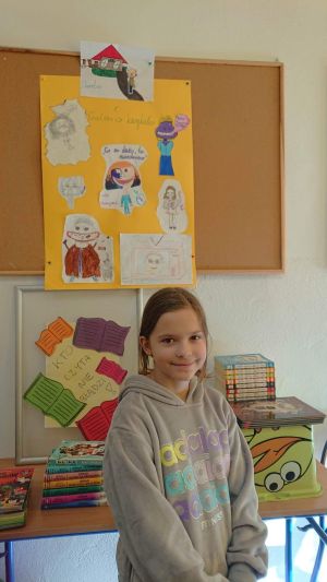 Uczniowie prezentujący swoje prace na projekt