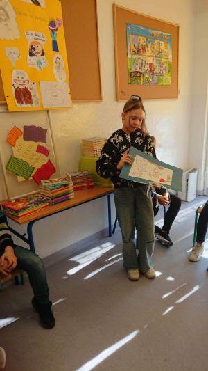 Uczniowie prezentujący swoje prace na projekt