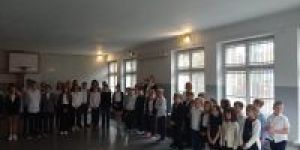 Uczniowie na apelu