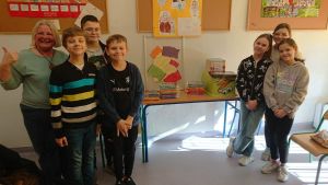Uczniowie prezentujący prace związane z projektem