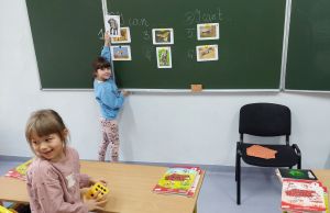 Dzieci przy tablicy
