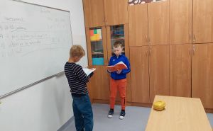Uczniowie grają w różne gry po angielsku