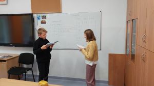 Uczniowie grają w różne gry po angielsku