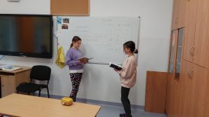Uczniowie grają w różne gry po angielsku