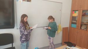 Uczniowie grają w różne gry po angielsku