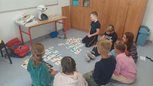 Uczniowie grają w różne gry po angielsku