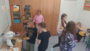 Uczniowie grają w różne gry po angielsku