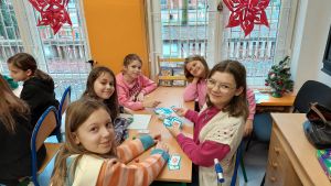Uczniowie grają w różne gry po angielsku