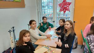 Uczniowie grają w różne gry po angielsku