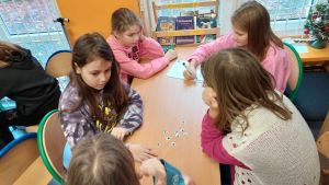 Uczniowie grają w różne gry po angielsku