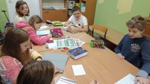Uczniowie wykonujący pracę o zdrowiu
