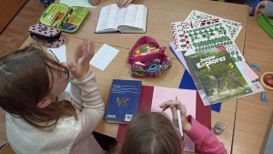 Uczniowie wykonujący pracę o zdrowiu