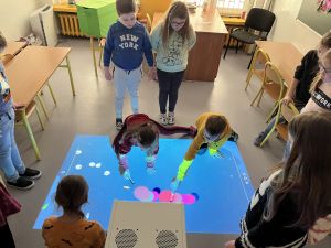 Dzieci podczas zabawy z magiczną podłogą