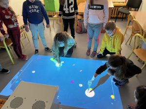 Dzieci podczas zabawy z magiczną podłogą