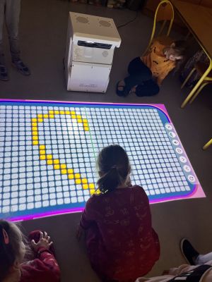 Dzieci podczas zabawy z magiczną podłogą