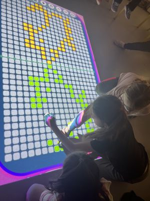 Dzieci podczas zabawy z magiczną podłogą