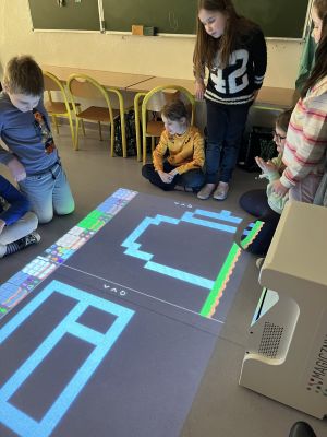 Dzieci podczas zabawy z magiczną podłogą