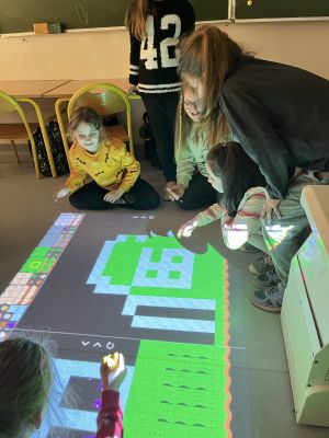 Dzieci podczas zabawy z magiczną podłogą