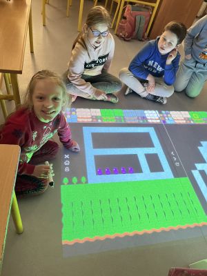 Dzieci podczas zabawy z magiczną podłogą