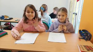 Uczniowie pracujący na lekcji