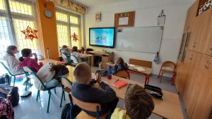 Uczniowie pracujący na lekcji
