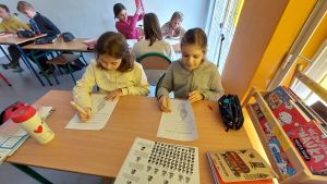 Uczniowie pracujący na lekcji