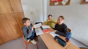 Uczniowie pracujący na lekcji