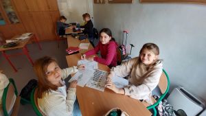 Uczniowie pracujący na lekcji