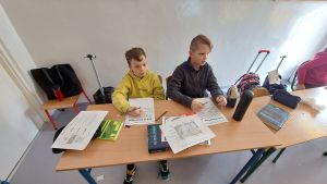 Uczniowie pracujący na lekcji