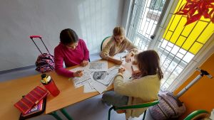 Uczniowie pracujący na lekcji