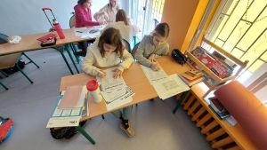 Uczniowie pracujący na lekcji