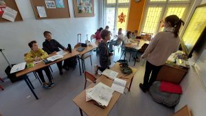 Uczniowie pracujący na lekcji