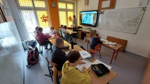 Uczniowie pracujący na lekcji