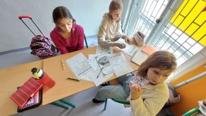 Uczniowie pracujący na lekcji