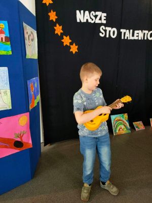 Uczniowie prezentujący swoje talenty